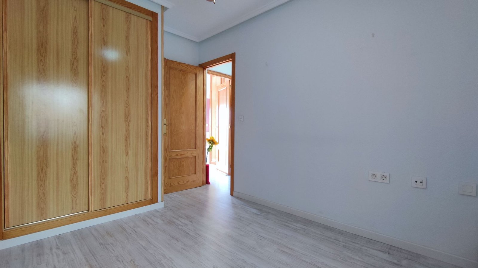 CHALET ADOSADO DE 3 DORMITORIOS CON JARDÍN Y AMPLIA TERRAZA – MONFORTE DEL CID