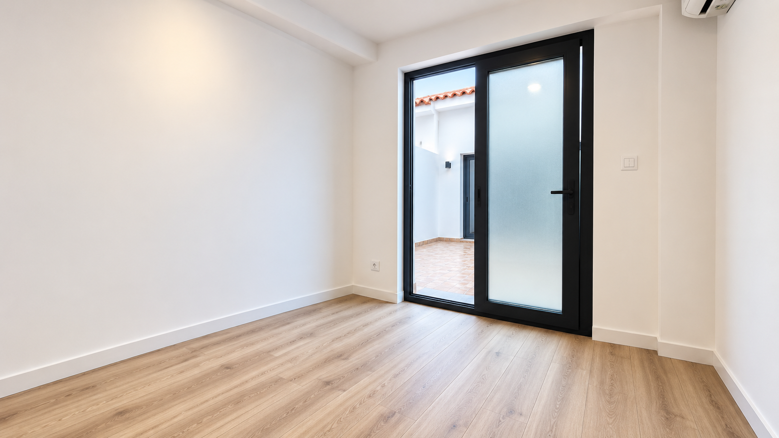 PLANTA BAJA DE DISEÑO CON PATIO PRIVADO DE 33 m² EN EL CAMPELLO