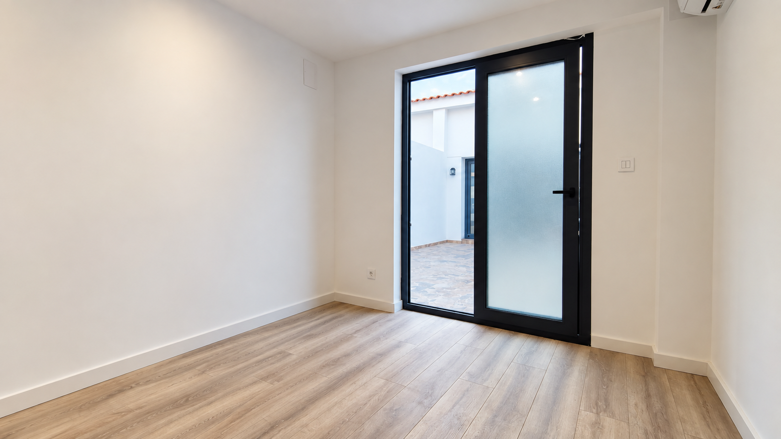 PLANTA BAJA DE DISEÑO CON PATIO PRIVADO DE 33 m² EN EL CAMPELLO