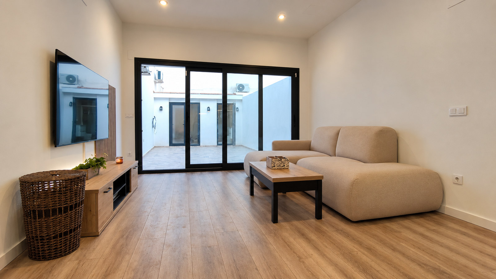 PLANTA BAJA DE DISEÑO CON PATIO PRIVADO DE 33 m² EN EL CAMPELLO