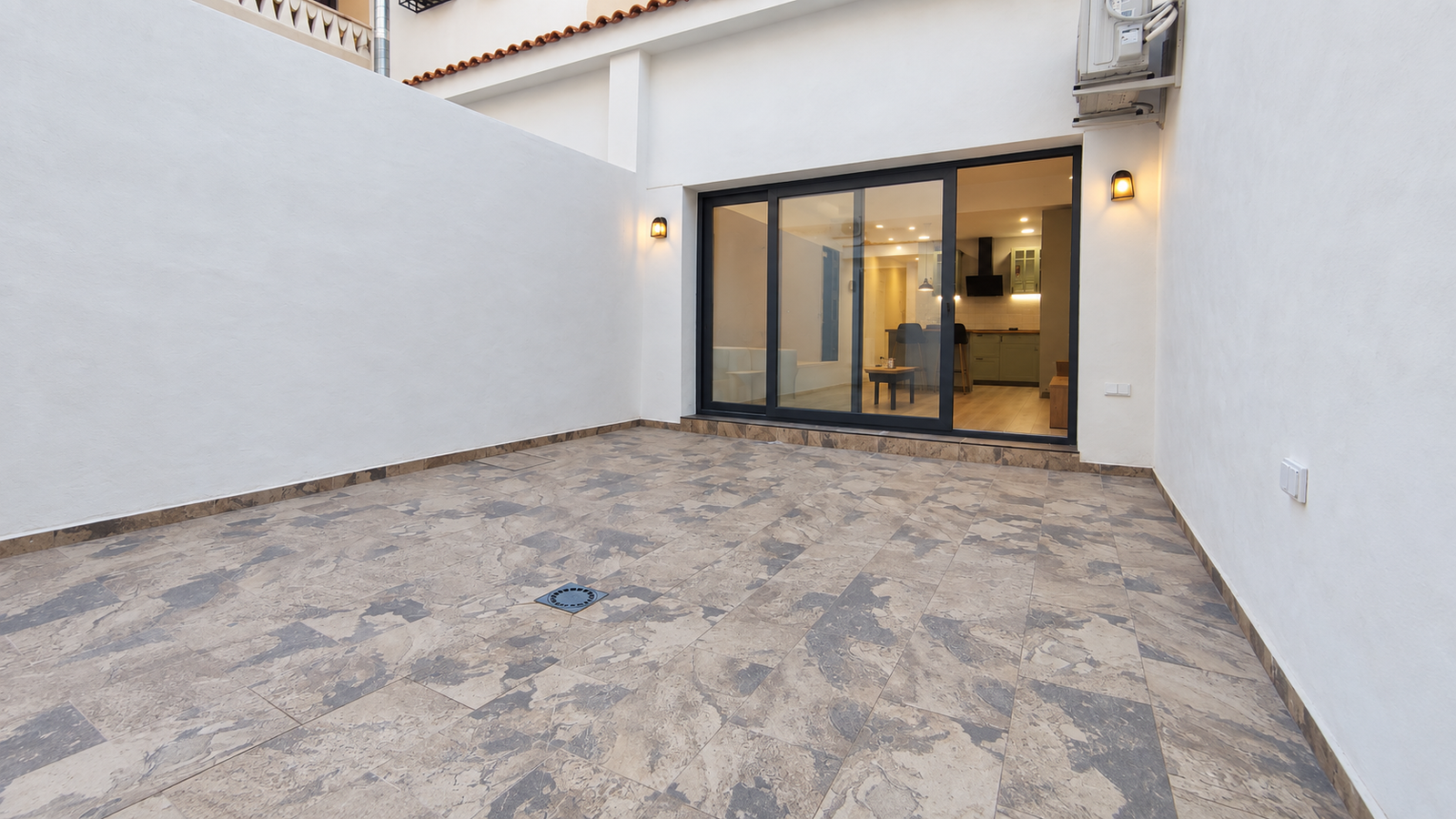 PLANTA BAJA DE DISEÑO CON PATIO PRIVADO DE 33 m² EN EL CAMPELLO