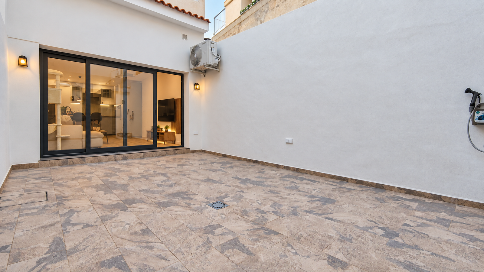 PLANTA BAJA DE DISEÑO CON PATIO PRIVADO DE 33 m² EN EL CAMPELLO