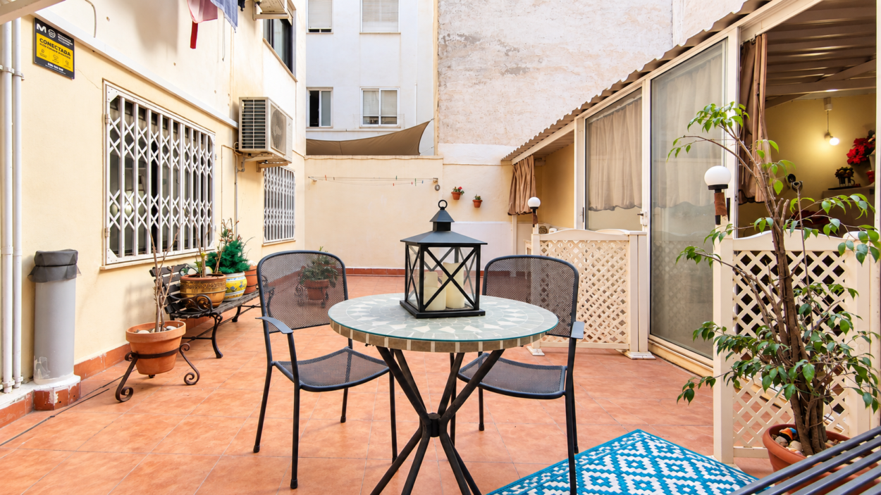 VIVIENDA CON PATIO PRIVADO DE 40 m² Y GARAJE JUNTO A PLAZA DE TOROS – ALICANTE