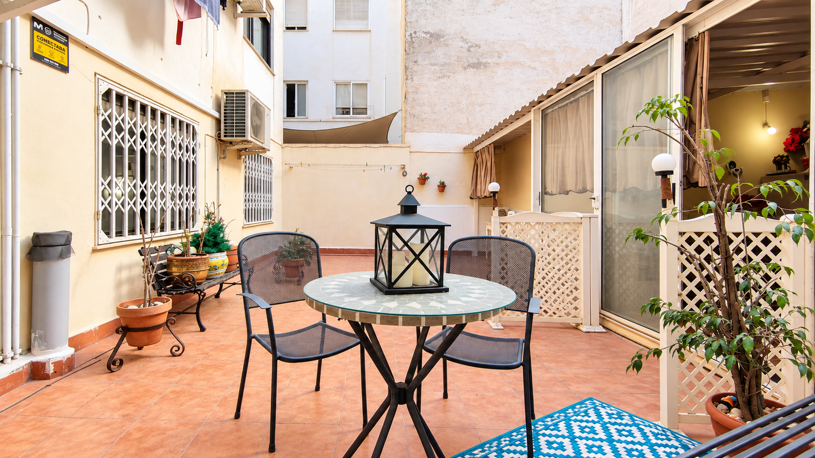 VIVIENDA CON PATIO PRIVADO DE 40 m² Y GARAJE JUNTO A PLAZA DE TOROS – ALICANTE