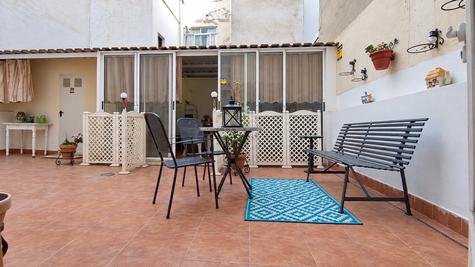 VIVIENDA CON PATIO PRIVADO DE 40 m² Y GARAJE JUNTO A PLAZA DE TOROS – ALICANTE