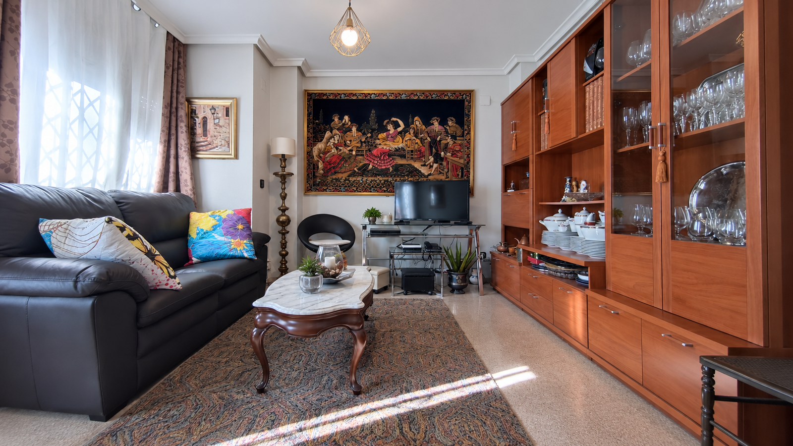 VIVIENDA CON PATIO PRIVADO DE 40 m² Y GARAJE JUNTO A PLAZA DE TOROS – ALICANTE