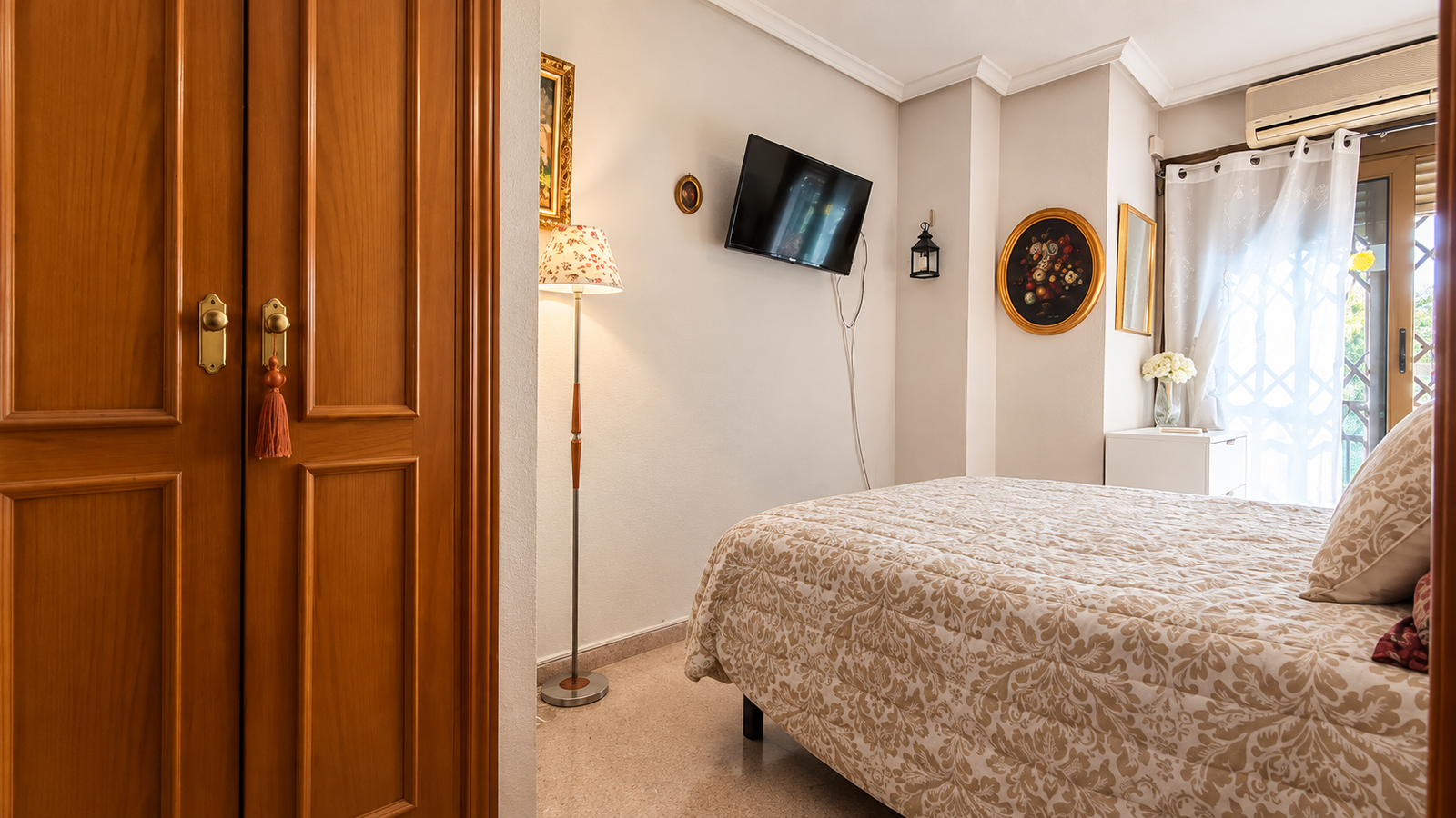 VIVIENDA CON PATIO PRIVADO DE 40 m² Y GARAJE JUNTO A PLAZA DE TOROS – ALICANTE