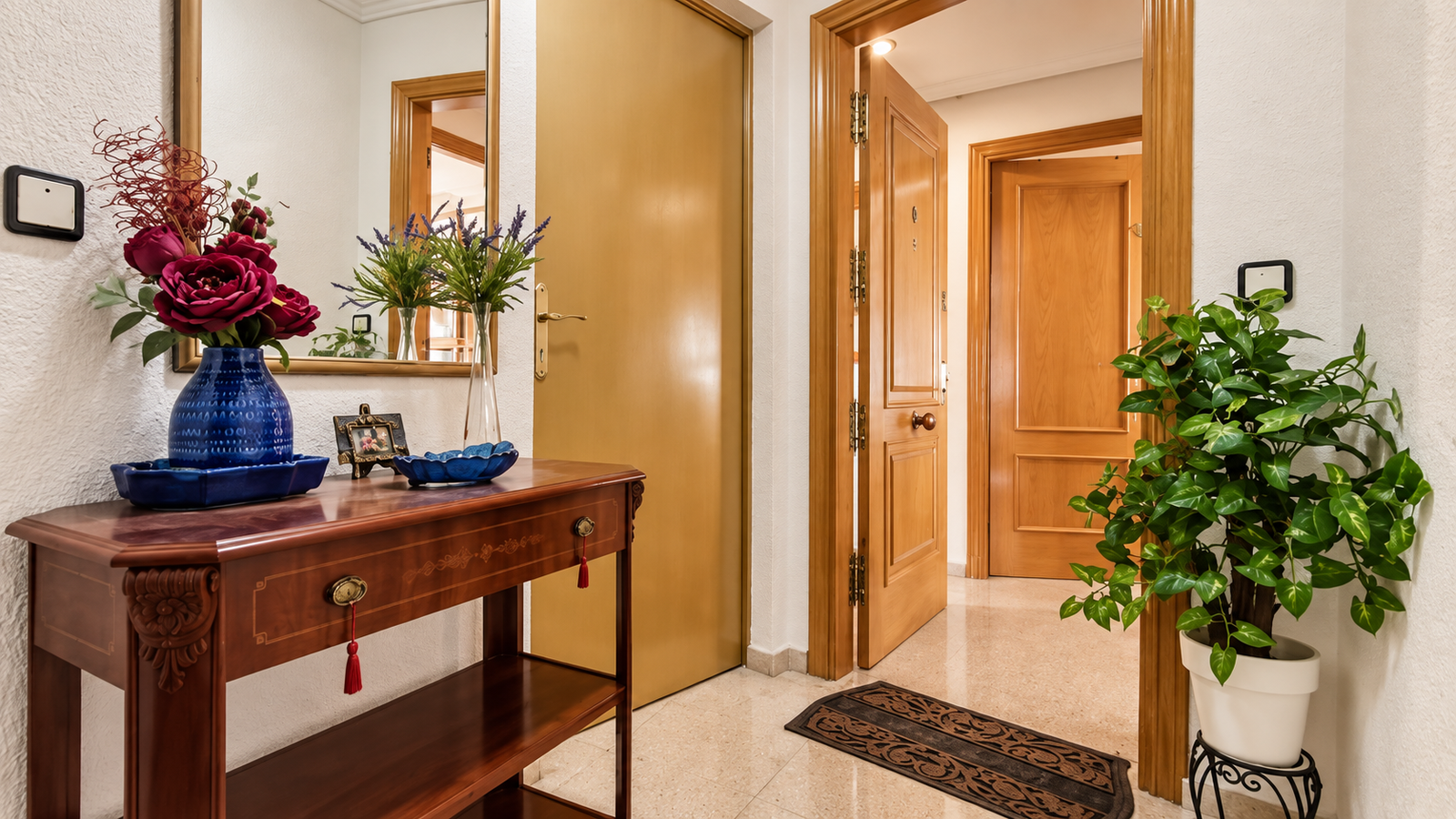 VIVIENDA CON PATIO PRIVADO DE 40 m² Y GARAJE JUNTO A PLAZA DE TOROS – ALICANTE