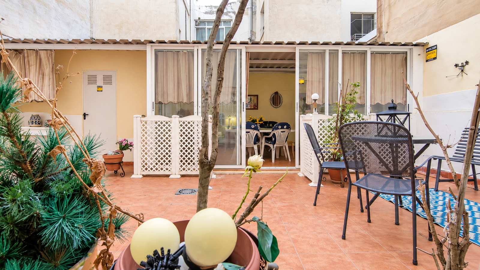 VIVIENDA CON PATIO PRIVADO DE 40 m² Y GARAJE JUNTO A PLAZA DE TOROS – ALICANTE