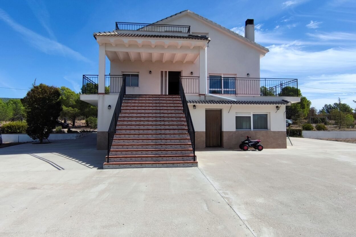 CASA DE CAMPO INDEPENDIENTE EN ONIL CON MÁS DE 10.000 M², OLIVAR, PINAR Y TERRAZAS CON VISTAS