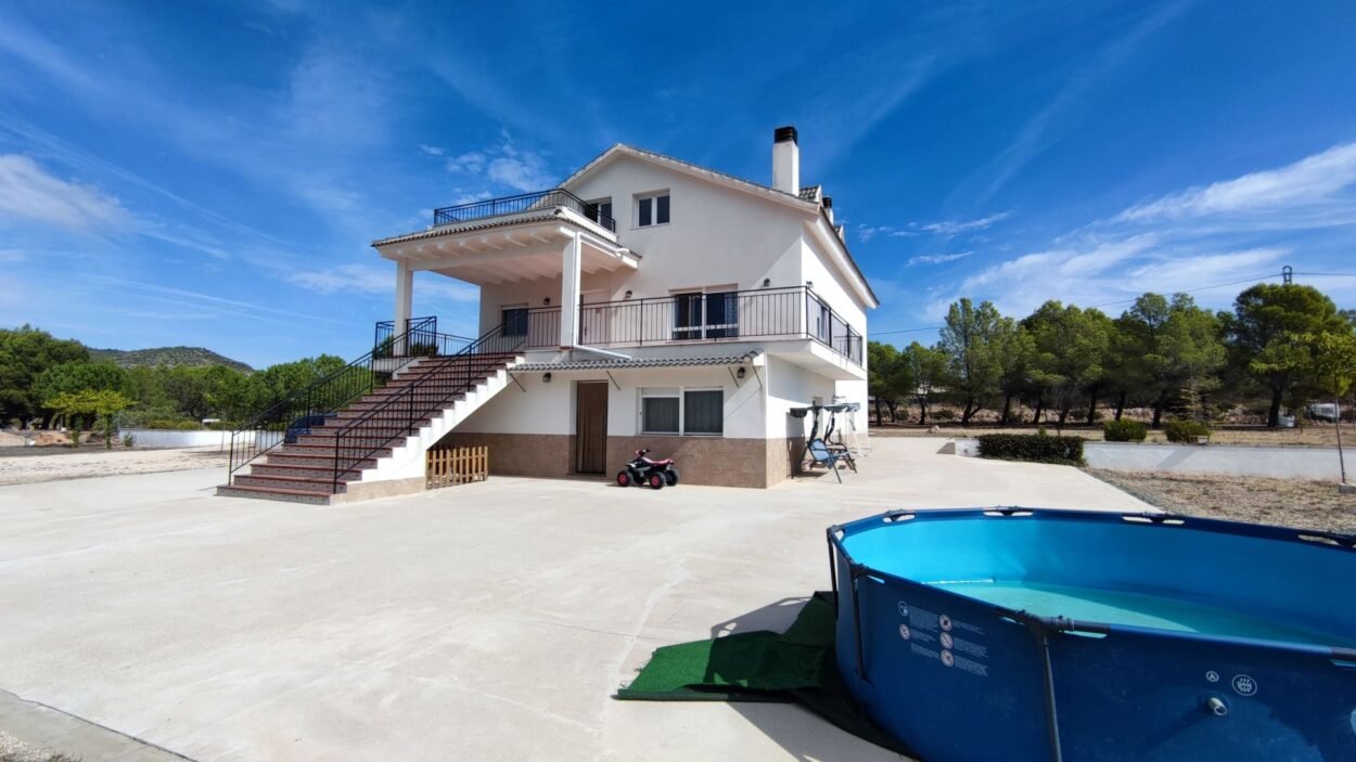 CASA DE CAMPO INDEPENDIENTE EN ONIL CON MÁS DE 10.000 M², OLIVAR, PINAR Y TERRAZAS CON VISTAS
