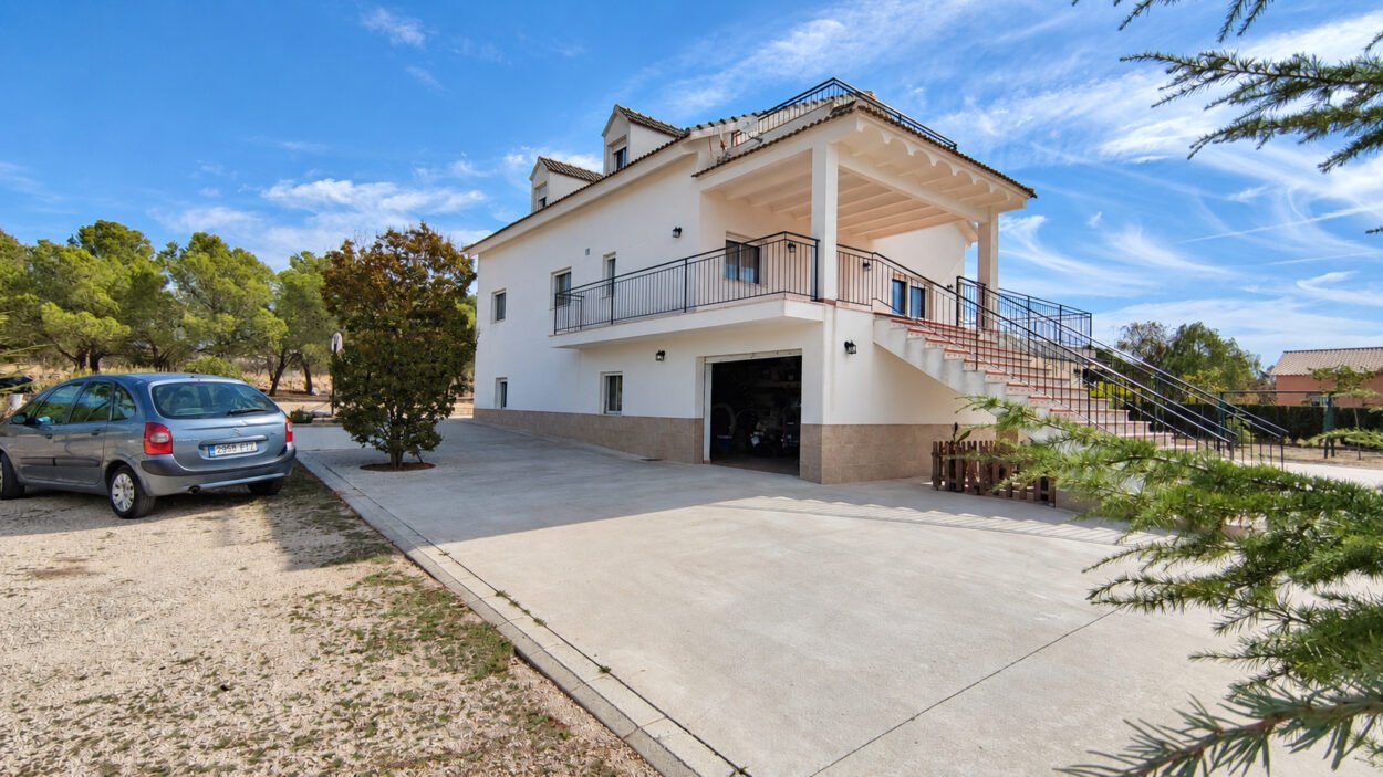 CASA DE CAMPO INDEPENDIENTE EN ONIL CON MÁS DE 10.000 M², OLIVAR, PINAR Y TERRAZAS CON VISTAS
