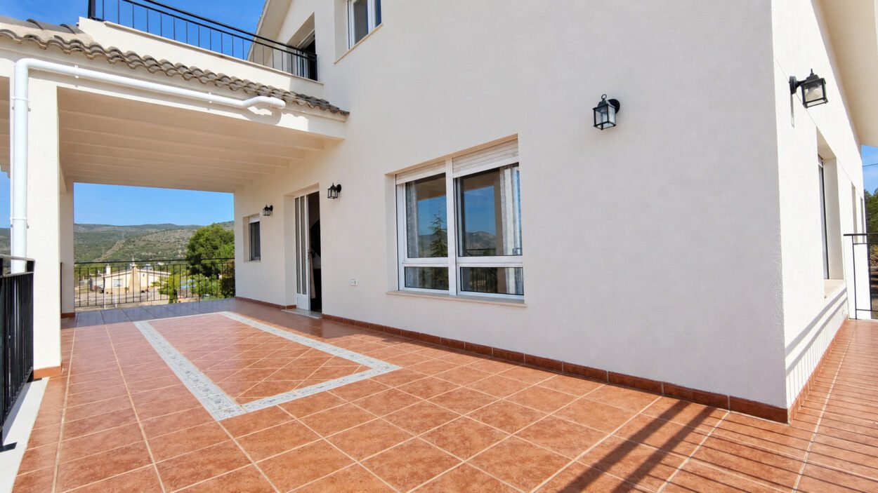 CASA DE CAMPO INDEPENDIENTE EN ONIL CON MÁS DE 10.000 M², OLIVAR, PINAR Y TERRAZAS CON VISTAS