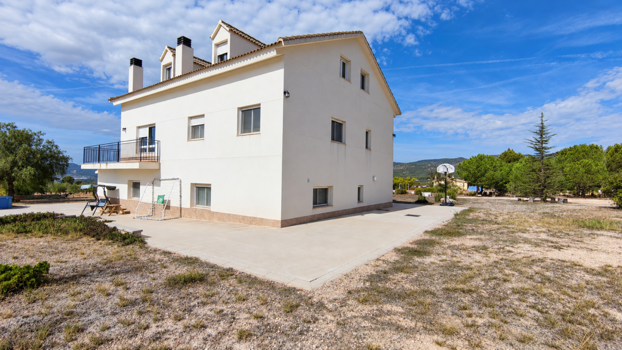CASA DE CAMPO INDEPENDIENTE EN ONIL CON MÁS DE 10.000 M², OLIVAR, PINAR Y TERRAZAS CON VISTAS